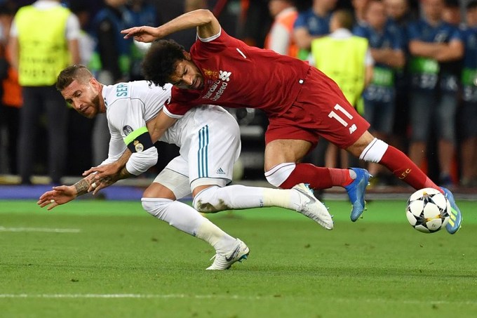 Salah rơi nước mắt khi rời sân sớm ở chung kết Champions League